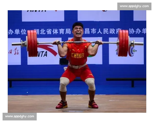 巅峰力量较量：举重选手极限挑战赛全纪录